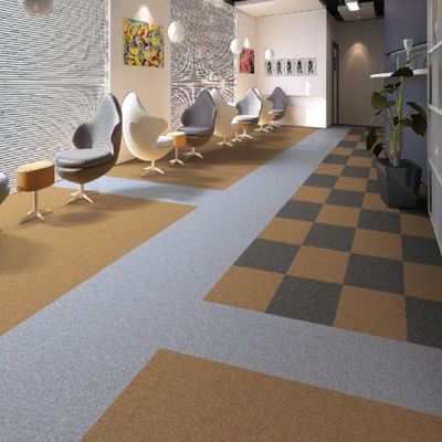 2024 PP-Material Teppichfliesen Fußbodenzubehör mit Bitumenunterlage mittlere Stapelhöhe