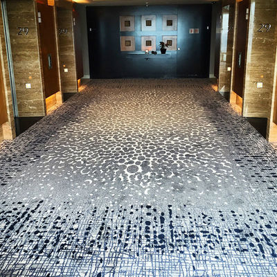 Hotel Custom Druck Teppichrolle mit mittlerem Stapel und Jute-Hintergrund