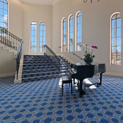 Hotel Custom Druck Teppichrolle mit mittlerem Stapel und Jute-Hintergrund