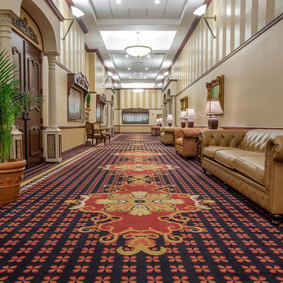 Hotel Custom Druck Teppichrolle mit mittlerem Stapel und Jute-Hintergrund