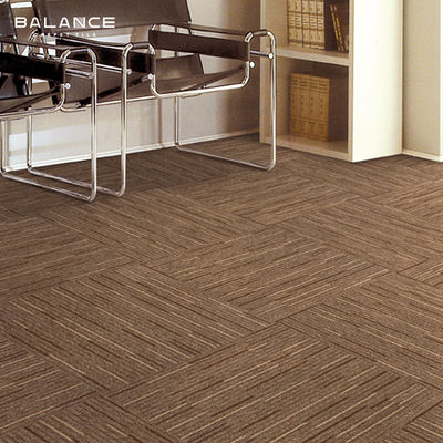 Gewerbliche Teppichfliesen in fester Farbe Geometrisches Design mit kleberfesten Materialien
