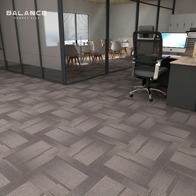 Pfahlgewicht 520 g/m2 Moderner Stil PP-Material Waschbare Teppichfliesen für Büro-Projekt