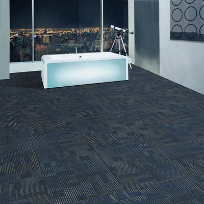 Grauer feuerbeständiger Tagungsraum Modularer Geschäftsbüro Nylon Teppichfliesen 50*50