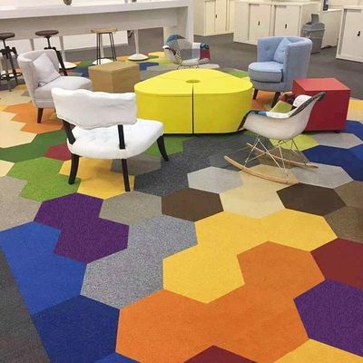 Customized Nylon Material PVC Verriegelung Hexagonalen Teppichfliesen für Kindergartenboden