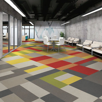 High Quality Teppich Nylon PP Gewerbliche Teppichfliesen für individuelle Dekoration Hotelzimmer