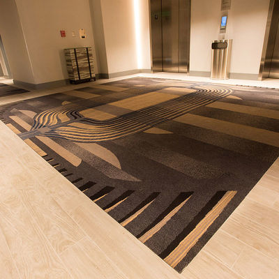 Hotel extra dicke Teppichrollen in individueller Gestaltung und spitzen Farben für den Korridor