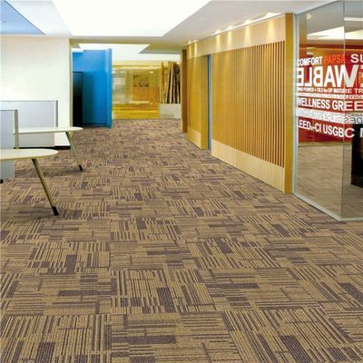 Gewerbliche Gebäude Fußbodendekoration Teppich 520g/qm Polypropylen Quadrat Teppichfliese