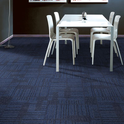 Gewerblich geschnittener Stapel Nylon Teppichfliesen quadratisch gestreiftes Muster für Büroräume und Hotelzimmer