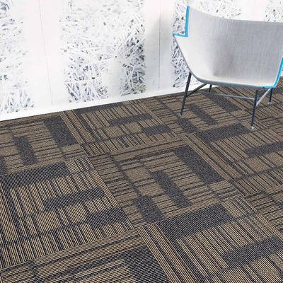 Gewerblich geschnittener Stapel Nylon Teppichfliesen quadratisch gestreiftes Muster für Büroräume und Hotelzimmer