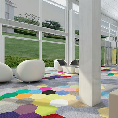 550 g/m2 Pfahlgewicht Bürogruppe Hexagonform Nylon Dekor Teppichfliesen für Bodenbelag
