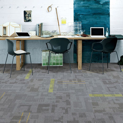 Gewerbliche Büroräume mit Steckteppichen aus 100% Nylon mit PVC-Glasfaser