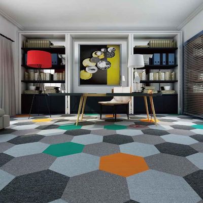 Maschinelle Tufted Hexagon DIY Farbe Gewerbe Teppichfliesen für Büro Bodenverbesserung