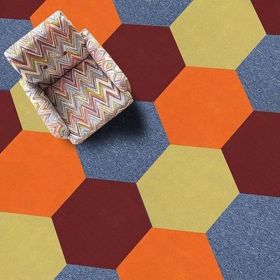 Hexagon Commercial 100% SD Nylon Teppichfliesen Fußboden Teppichmaschine für Langlebigkeit Tufted