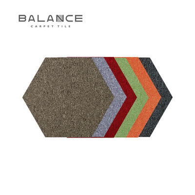 4500 g/m2 /-3% Gesamtgewicht Hexagon Teppichfliese für kundenspezifische farbenfrohe Bodenbelaglösungen