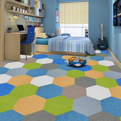 4500 g/m2 /-3% Gesamtgewicht Hexagon Teppichfliese für kundenspezifische farbenfrohe Bodenbelaglösungen