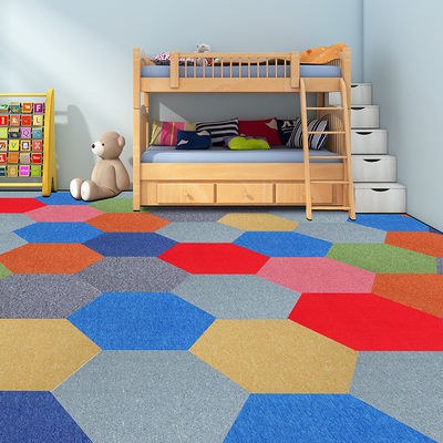 4500 g/m2 /-3% Gesamtgewicht Hexagon Teppichfliese für kundenspezifische farbenfrohe Bodenbelaglösungen
