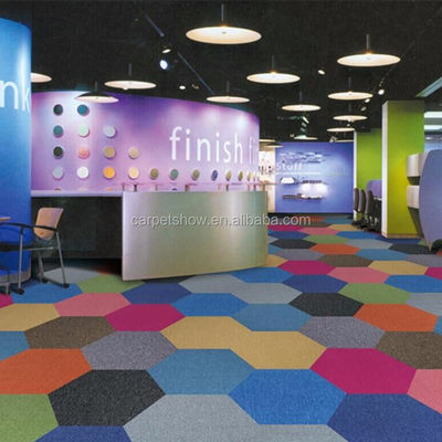 4500 g/m2 /-3% Gesamtgewicht Hexagon Teppichfliese für kundenspezifische farbenfrohe Bodenbelaglösungen