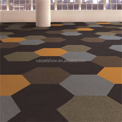 4500 g/m2 /-3% Gesamtgewicht Hexagon Teppichfliese für kundenspezifische farbenfrohe Bodenbelaglösungen