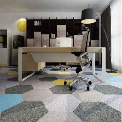 4500 g/m2 /-3% Gesamtgewicht Hexagon Teppichfliese für kundenspezifische farbenfrohe Bodenbelaglösungen