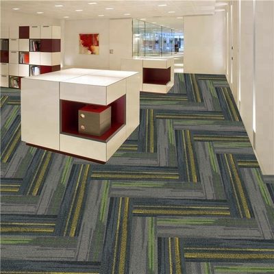 Gewerbliche Teppichfliesen aus 100% Nylon 25cmx100cm für die dekorative Verwendung im Schlafzimmer eines Hotels