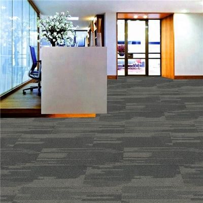 Gewerbliche Teppichfliesen aus 100% Nylon 25cmx100cm für die dekorative Verwendung im Schlafzimmer eines Hotels