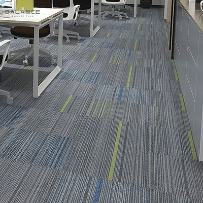 Moderner Stil 600x600 Quadrat PVC Teppichfliesen mit maschinell gefertigtem Design