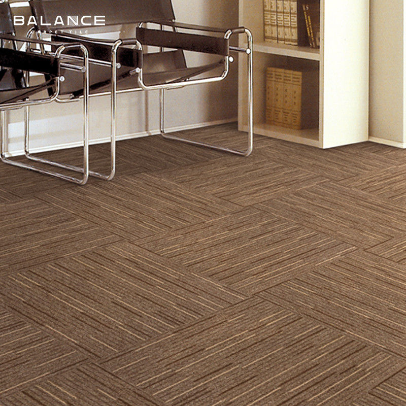 Gewerbliche Teppichfliesen in fester Farbe Geometrisches Design mit kleberfesten Materialien