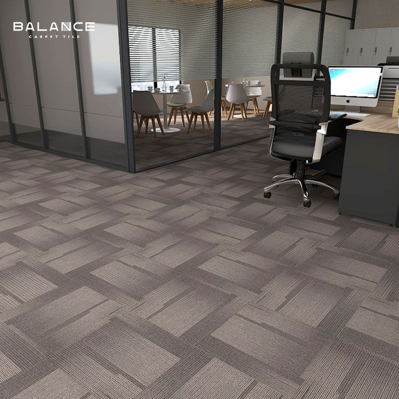 Pfahlgewicht 520 g/m2 Moderner Stil PP-Material Waschbare Teppichfliesen für Büro-Projekt