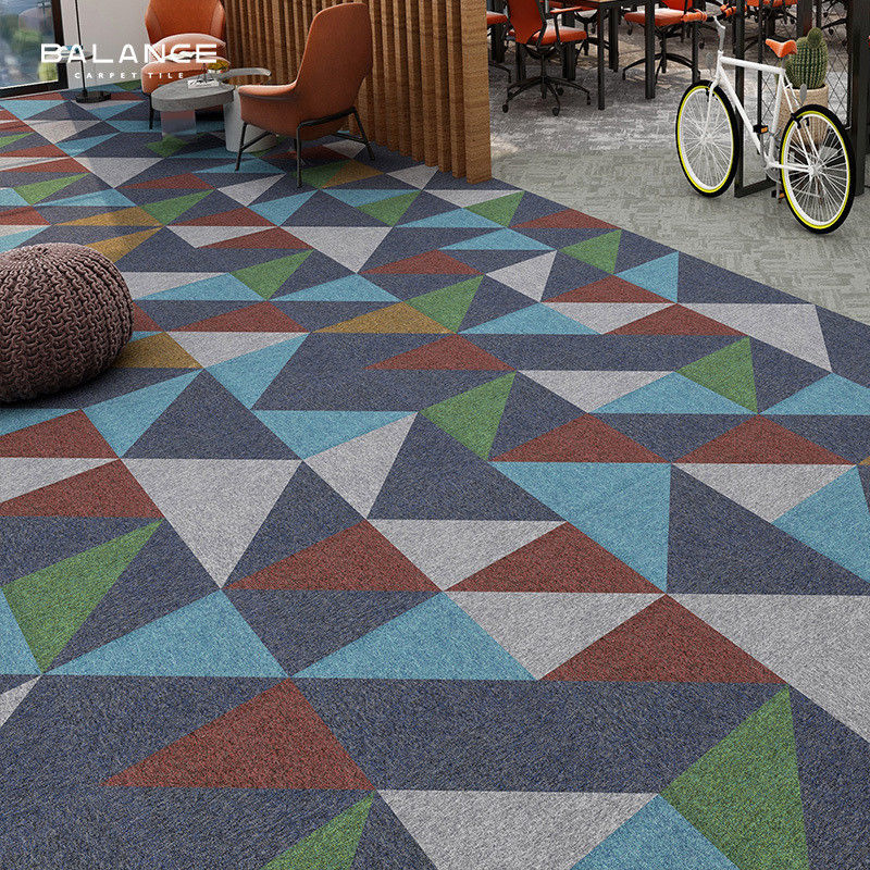 100% Nylon Gewerbliche Bürorteppichte 50x50 Modular Dekoration Modernes Design