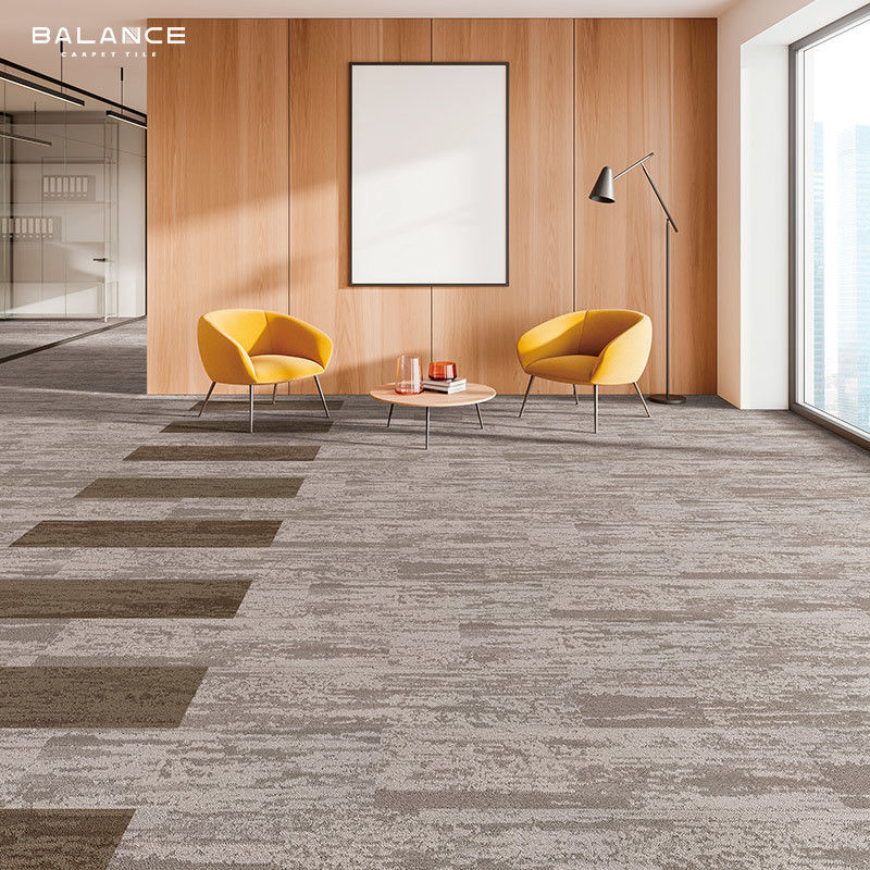 100% SD-Nylon-Modulteppich mit Stapelhöhe 2,5 bis 6,5 mm und Polyester