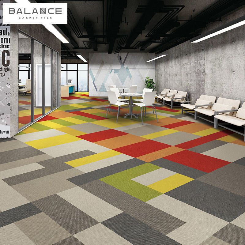 Modernes Design Farbenfrohe 50x50 feuerfeste kommerzielle Teppichfliesen für Konferenzräume
