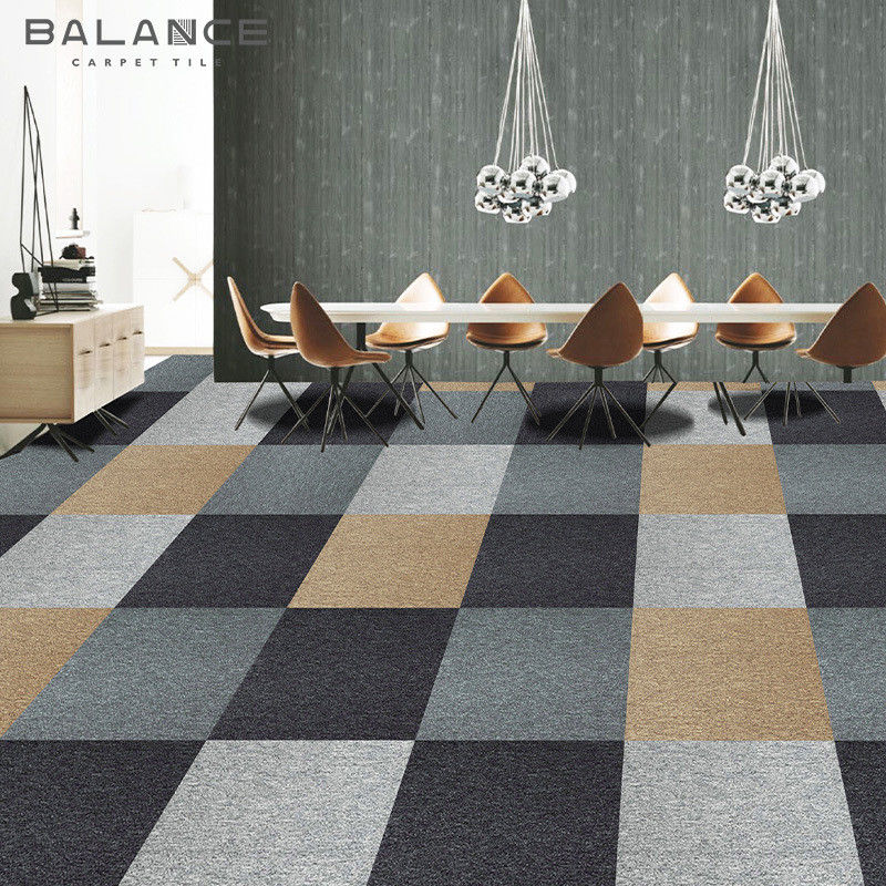 Modulare Teppichfliesen mit mittlerem Stapel 50x50 PP in kundenspezifischer Farbe für Geschäftsbüro